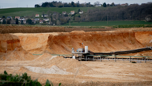 Dans les boucles euroises de la Seine, le petit royaume de Lafarge 